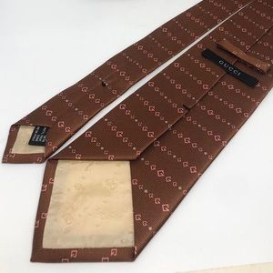 Silk Gucci tie in a brown and pink monogram print